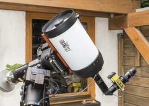 Bild 1: Baader C8 – Triband mit Telezentrik TZ3, Zenitprisma, SolarSpectr um Ha-Filter, 0.4x Telekompressor, Baader Hyperion Okular 36 mm 2“. Oberhalb der Schmidtplatte auf der dunklen Fassung befindet sich der Sensor des Solar Scintillations Monitor (SSM) von AiryLab mit Anschlußkabel
