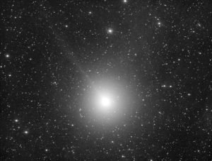 monchromes kontrastgesteigertes Foto von Komet 46P/Wirtanen aufgenommen mit RASA 8