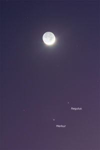 Merkur-25-07-01: Mondsichel mit aschrauem Mondlicht, zusammen mit Merkur und Regulus. Canon 60D mit 200mm Teleobjektiv, ASA 200, 10 Sekunden belichtet.