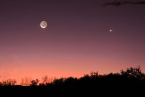 Mond und Venus: Mondsichel mit aschrauem Mondlicht zusammen mit Venus. Canon 60D mit 135mm Teleobjektiv, ASA 100, 5 Sekunden belichtet.