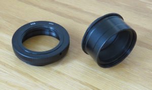 Adapter: Links im Bild der Kameraadapter vom Kamerabajonett auf T2 und rechts im Bild der 2“/T2 Adapter