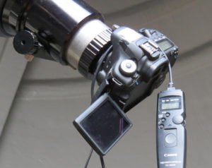 Canon 60D mit Fernauslöser, angesetzt an einen 150mm Refraktor mit 1200mm Brennweite