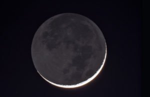 2 Tage alte Mondsichel mit aschgrauem Mondlicht: Canon 60D mit 6“ Refraktor bei 1200mm Brennweite, 400 ASA, 4 Sekunden belichtet