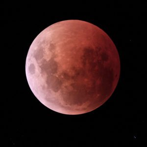 Totale Mondfinsternis Juli 2018: Canon 60D mit 5“ Refraktor bei 800mm Brennweite, 200 ASA, 8 Sekunden belichtet