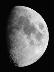 9 Tage alte Mondphase, aufgenommen mit Canon 60D am 6“ Refraktor bei 1200mm Brennweite, 200 ASA, 1/80 Sekunden belichtet