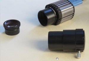 Die teilbare Baader Q-Turret Barlowlinse. Das optische Element kann direkt in die 1¼“ Steckhülse eingeschraubt werden. Verlängerungsfaktor dann ca. 1,7-fach, in der Verlängerungshülse ca. 2,2-fach