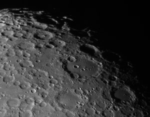 Die Umgebung des Krater Clavius, aufgenommen im Fokus eines C8 (f = 2000mm), einer Celestron Skyris 445M und Baader IR Passfilter. 144/1800 frames gestackt mit AviStack. Aufnahme vom 22. Juli 2018.