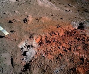 Orange soil am Kraterrand von Shorty, @NASA