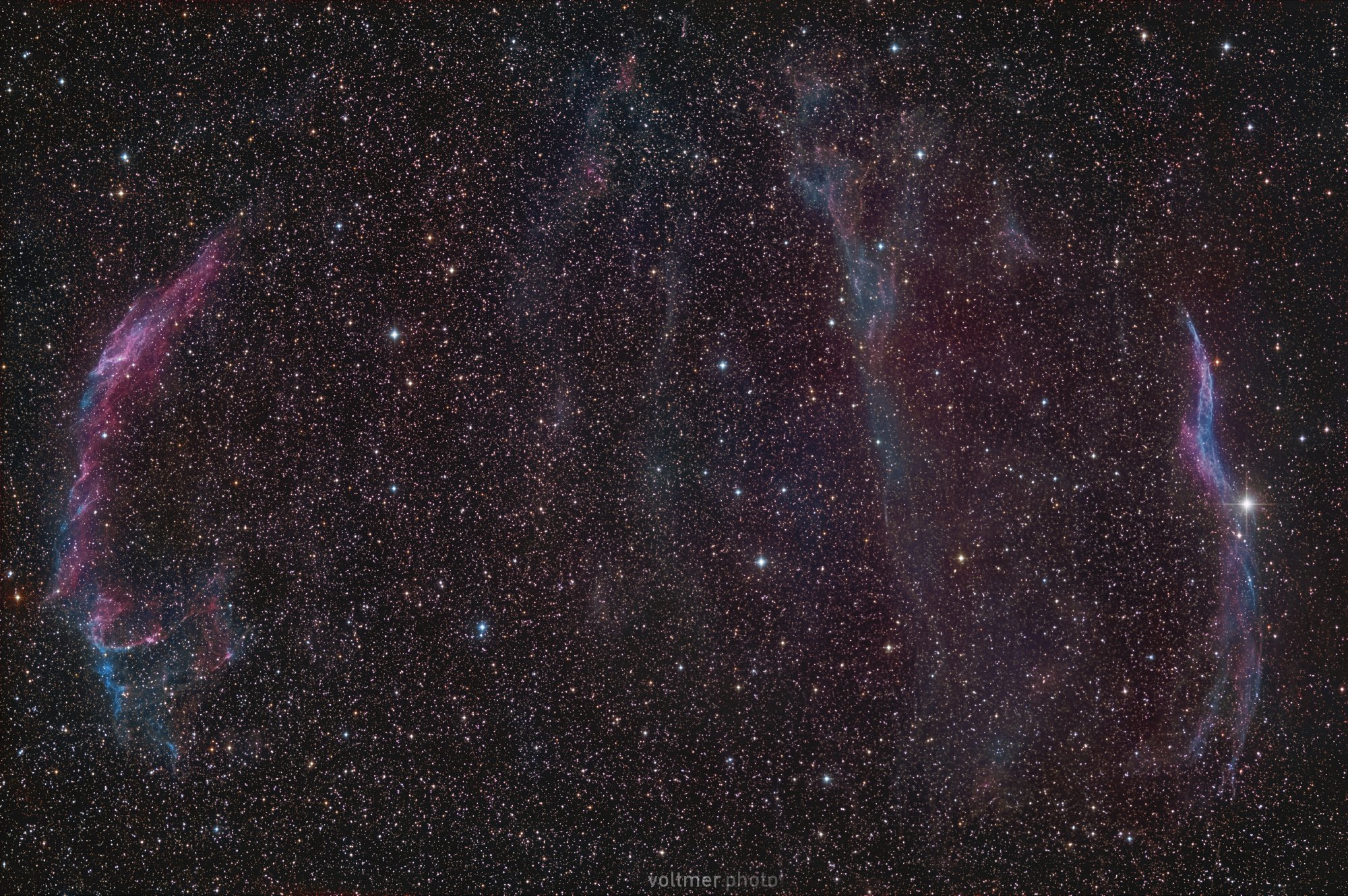 Cirrus-Nebel-Komplex im Sternbild Schwan. Die Region passt mit einem RASA 8 und einem APS-C-Sensor vollständig ins Bild. Belichtet wurde rund 70 Minuten (141 x 30 s) mit einer Fujifilm X-T3 (ISO 800) am Celestron RASA 8. Aufnahmeort: Spicherer H??he bei Saarbrücken. Cirrus-Nebel-Komplex im Sternbild Schwan. Die Region passt mit einem RASA 8 und einem APS-C-Sensor vollsttändig ins Bild. Belichtet wurde rund 70 Minuten (141 x 30 s) mit einer Fujifilm X-T3 (ISO 800) am Celestron RASA 8. Aufnahmeort: Spicherer Höhe bei Saarbrücken.