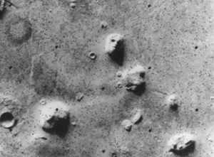 Das "Marsgesicht", aufgenommen am 25.07.1976 von Viking I. Die schwarzen Bildpunkte sind Datenübertragungsfehler. Quelle: NASA