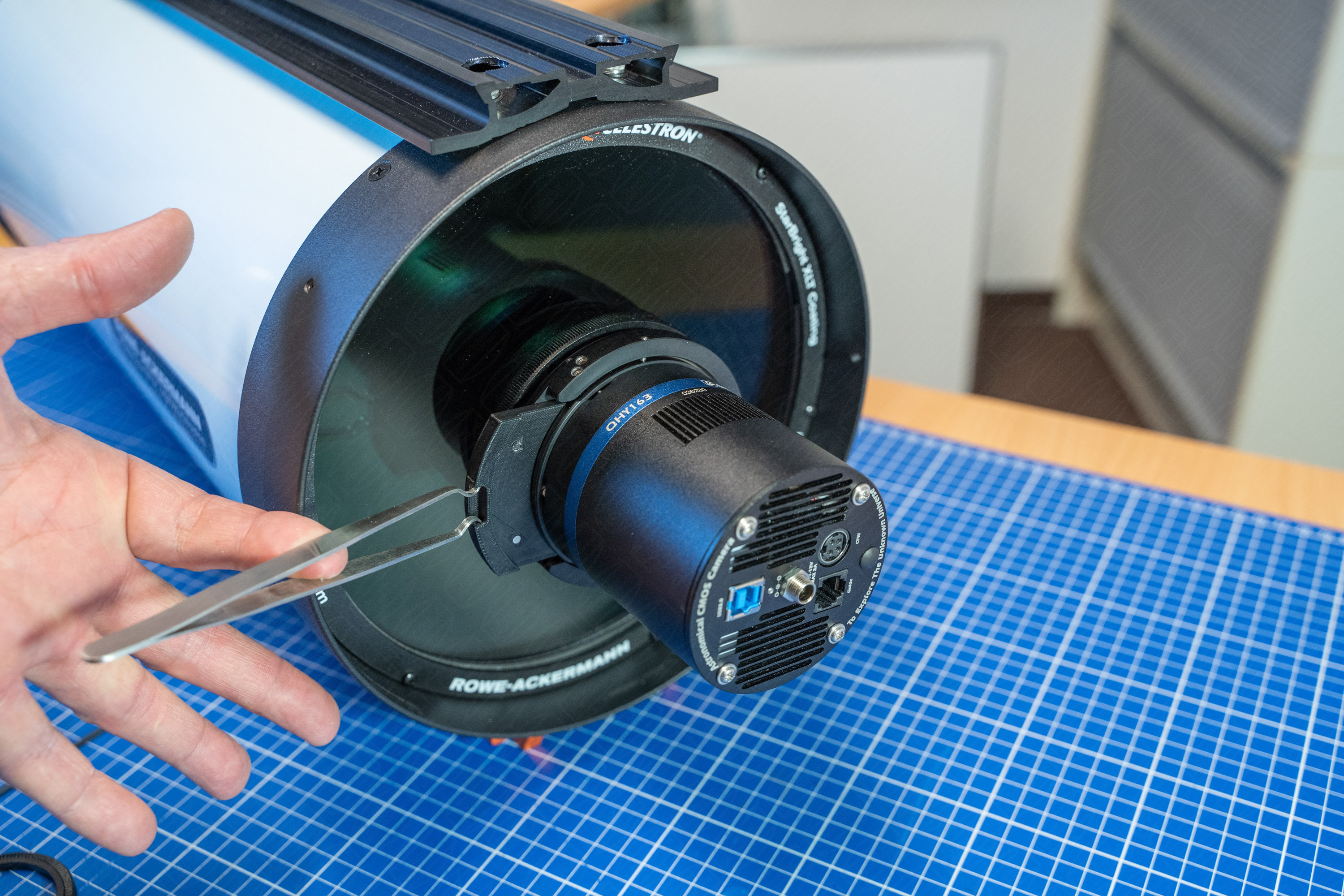Anwendungsbild: Entfernen des Dark-Sliders mit der Greifzange